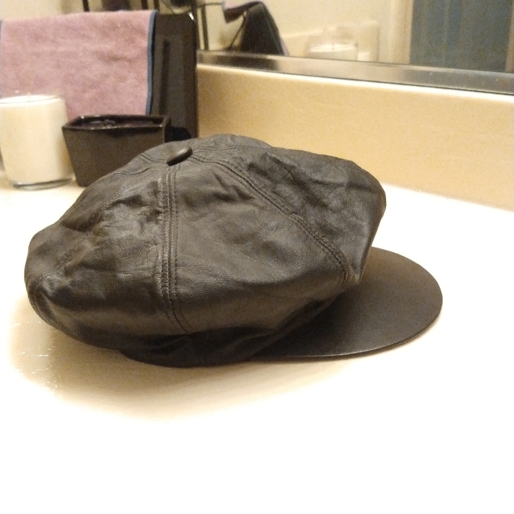 Harley-Davidson Vintage Black Leather Cap with Red Logo - Picture 5 of 15